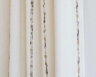 Puede incluir: Cortina de tela blanca con finas rayas verticales marrones y doradas.