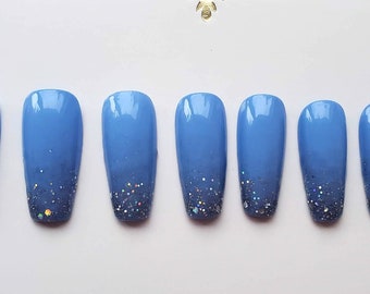 Mittellange sargförmige Pressnägel, handbemalt in frostigem Blau mit Glitzerspitzen