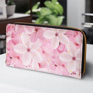 Sakura Elegance: Cartera con cremallera adornada con flores y puntos dorados, una mezcla perfecta de belleza y sofisticación.