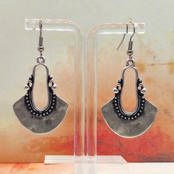 MAHATI - Tribal vibes dangle earrings. 53mm long, nickel and lead free