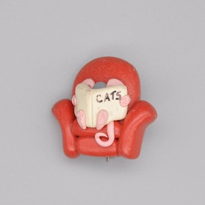 Broche de ratón vintage / Libro de gato de lectura de ratón / Ratón relajante en sillón / Joyería de arcilla de estudio / Hecho a mano / Ratón rosa