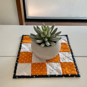 Gestepptes Tischset - Stoffuntersetzer - Mug Rug - Kerzendeckchen / modernes Tischset