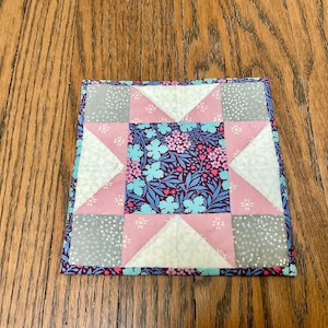 Quilted mug rug / fabric coaster / mini quilt / pot holder / pink and purple wildflowers star