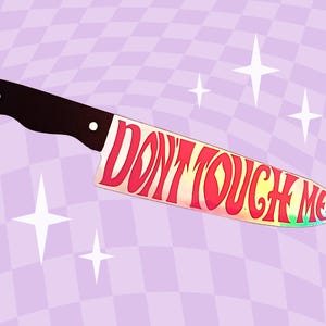 Peut inclure: Un couteau de cuisine avec un manche noir et une lame rouge irisée qui dit "Ne me touche pas" dans une police arc-en-ciel.