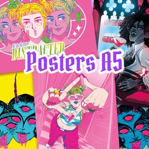 Peut inclure: Plusieurs affiches A5 avec des illustrations colorées. L'une d'elles affiche le texte « EASILY DISTRACTED » au-dessus d'un graphisme de trois femmes. Une autre montre un vampire tenant un verre. D'autres affiches présentent des personnages de dessins animés.