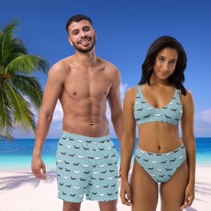 Badpakken voor hem en haar, bikiniset met teckelprint en zwembroek Gerecyclede materialen