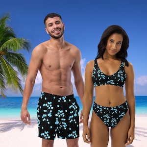 Badpakken voor hem en haar, bikiniset met zwarte en blauwe bloemen en zwembroek, gerecycleerde materialen