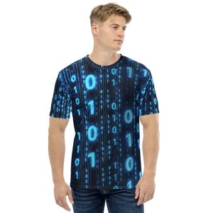 Könnte beinhalten: Ein blaues T-Shirt mit einem digitalen Muster aus blauem und grünem Binärcode.