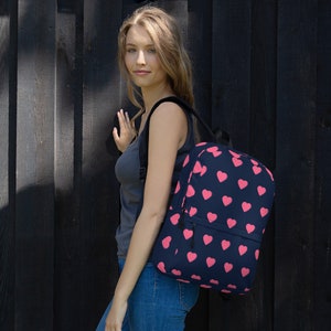 Sac à Dos Marine avec Petits Coeurs Roses Taille Moyenne