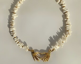 Collar de coral blanco, colgante de mano de esqueleto de oro, joyería hecha a mano