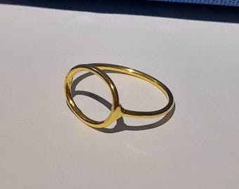 Anel circular feito à mão: joia minimalista de prata esterlina banhada a ouro