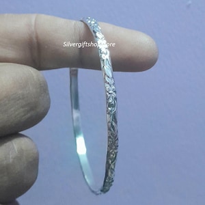 925 Silver Flower Armring: Elegant minimalistiskt armband