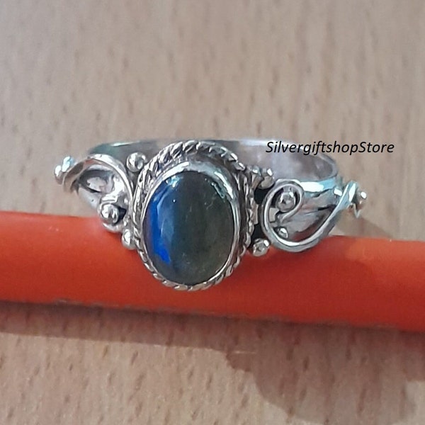 Pierścionek ze srebra próby 925 z naturalnym labradorytem – kamień szlachetny Blue Fire