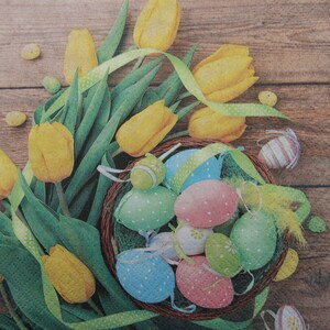 2 of 4 stuks papieren servetten voor decoupage, kleurrijke paaseierenmand met gele tulpen op bruine planken achtergrond, ambachtelijke servetten, ambacht