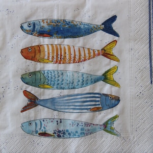 2 o 4 tovaglioli di carta per decoupage, motivo a pesci colorati su sfondo bianco, tovagliolo aringa colorato, decoupage con animali marini, collage