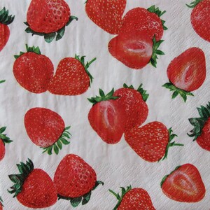 2 oder 4 Stück Papierservietten zum Basteln, Erdbeeren Auf Weißem Hintergrund, Sommerbeeren Decoupage Servietten, Gartenarbeit Decoupage Servietten