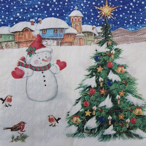 2 ou 4 serviettes de table pour découpage, bonhomme de neige avec chapeau, écharpe et oiseaux à poitrine rousse sur fond de village enneigé, serviettes de table de Noël bonhomme de neige
