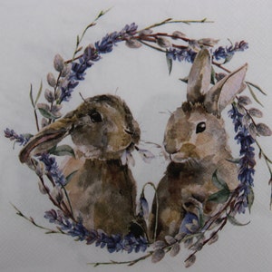 2 oder 4 Stück Papierservietten für Handwerk, Lavendel und Pussy Willow Zweig Kranz um das Paar Osterhase auf weißem Hintergrund, Collage