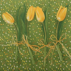 2 ou 4 serviettes en papier pour découpage, tulipes jaunes avec noeuds en raphia sur fond d'herbe verte, serviettes de découpage fleurs printanières
