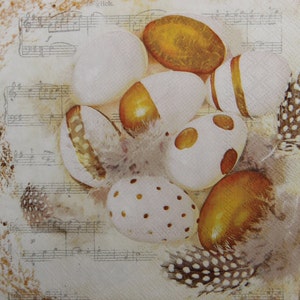 2 o 4 servilletas de papel para manualidades, huevos de Pascua dorados y blancos con plumas sobre fondo crema vintage y patrón de escritura de notas musicales