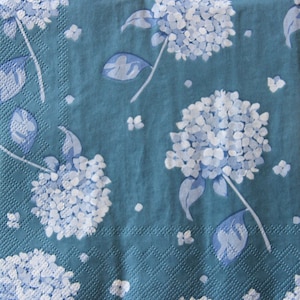 2 o 4 servilletas de papel para manualidades, hortensias azules sobre fondo verde azulado, servilletas de decoupage con hortensias azules, flores de hortensias
