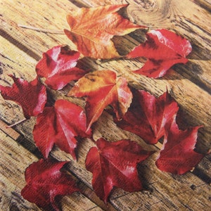 2 of 4 stuks papieren servetten om te knutselen, oranje en rode kastanjebruine esdoornbladeren op rustieke houten planken achtergrond, herfstbladeren decoupage servetten