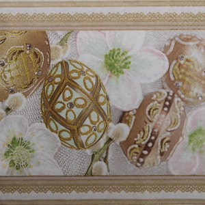 2 o 4 servilletas de papel para decoupage, huevos de Pascua decorativos en tonos dorados con joyas sobre fondo de ratán beige con flores, servilletas con motivos de Pascua