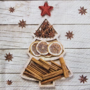 2 oder 4 Stück Papierservietten für das Basteln, Weihnachtsbaum förmige Holzdekor mit Zimtstangen und getrockneten Zitrusscheiben auf beigefarbenem Brettermuster