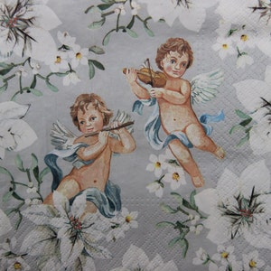 2 of 4 stuks papieren servetten voor decoupage, muzikale engelen op witte kerstster en bloemen achtergrond, fluiten en violen engelen decoupage