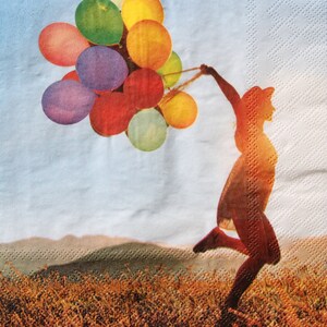 2 oder 4 Stück Papierservietten Für Decoupage, laufendes Mädchen mit farbigen Luftballons auf Wiese und Hintergrund des blauen Himmels, Sommerzeit Decoupage-Servietten