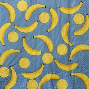 2 oder 4 Stück Papierservietten zum Basteln, nahtlose Zitronenscheiben und Bananen auf himmelblauem Hintergrund, tropische Früchte-Mischung Decoupage-Servietten
