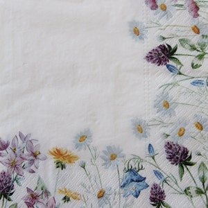 2 oder 4 Stück Papierservietten zum Basteln, blau, lila, gelber Wiesenblumenzweigrahmen auf weißem Hintergrund, Wiesenservietten für Decoupage
