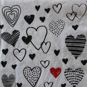 2 ou 4 serviettes en papier pour créations manuelles, divers graphismes noirs et rouges, lignes de coeurs sur fond blanc, découpage de coeurs, serviette de table pour la Saint-Valentin