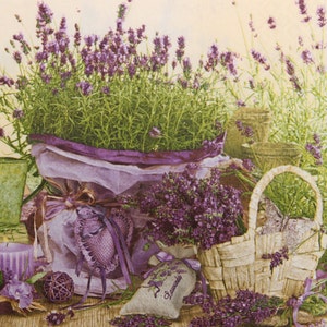 2 ou 4 unidades de guardanapos de papel para decupagem, cestas de lavanda roxa, vela, lata de água vinatge, saquinhos de borboleta e botões em fundo bege