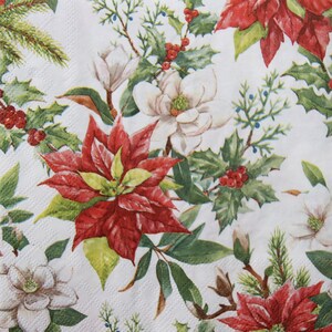 2 o 4 pezzi di tovaglioli di carta per lavori artigianali, stella di Natale rossa, rametti di bacche di agrifoglio rosso e fiori di magnolia color crema su sfondo bianco, Natale