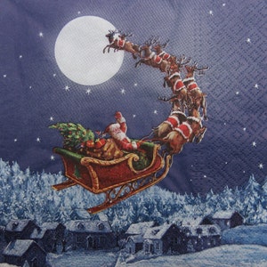 2 oder 4 Stück Papierservietten für Decoupage, Weihnachtsmannwagen mit Rentierwagen, der zum Mond auf nächtlichem Dorfhintergrund, Feiertag fliegt