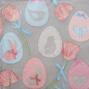 2 oder 4 Stück Papierservietten für Decoupage, dekorative blaue, rosa Pastell Ostereier mit Hasen, Vögeln auf grauem Hintergrund und Tulpenmuster