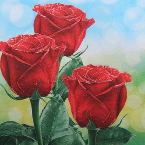 2 ou 4 serviettes en papier pour créations manuelles, Trois roses rouges en fleurs expressives avec gouttes de rosée sur fond bleu et vert, Saint-Valentin