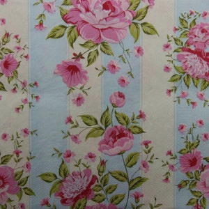 2 o 4 pezzi di tovaglioli di carta per lavori artigianali, peonie rosa e petunie su crema, sfondo a strisce blu, tovaglioli per decoupage, carta per collage