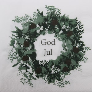 2 o 4 pezzi di tovaglioli di carta per lavori artigianali, ghirlanda natalizia di eucalipto su sfondo bianco con scritta God Jul all'interno, tovaglioli di Natale