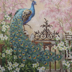 2 of 4 stuks papieren servetten voor decoupage, nobele pauw op decoratief hek met jasmijn en bloeiende sakurakersentuinachtergrond