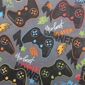 デコパージュ用の紙ナプキン2枚または4枚、灰色の背景にカラフルな稲妻と「The Best Player」の文字が入った黒いゲームジョイスティック