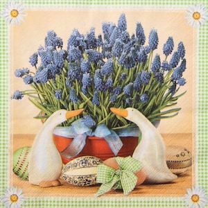 2 oder 4 Stück Papierservietten für Decoupage, Topf Blaue Muscari, Dekorierte Ostereier und Ostergänse Figuren und grünen Gingham Rahmen