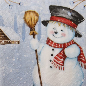 2 o 4 pezzi di tovaglioli di carta per decoupage, pupazzo di neve sorridente con cappello, sciarpa e scopa su sfondo innevato, tovaglioli per decoupage con pupazzo di neve di Natale