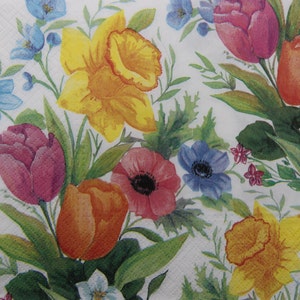 2 ou 4 serviettes en papier pour découpage, diverses fleurs printanières colorées sur fond blanc, serviettes pour découpage fleurs printanières, scrapbooking