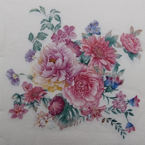 2 ou 4 guardanapos de papel dos pces para decoupage, arranjo roxo & cor-de-rosa das flores e das folhas no fundo branco, guardanapos florais do decoupage do grupo