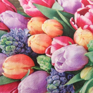 2 ou 4 serviettes en papier pour découpage, tulipes colorées et fleurs de muscari bleus, serviettes pour découpage en fleurs printanières, bouquet de tulipes