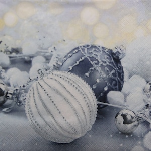 2 oder 4 Stück Papierservietten für Handwerk, Glitter, blaue und weiße Weihnachtskugeln-Muster, Winter-Découpage-Servietten, Feiertag-Découpage-Servietten