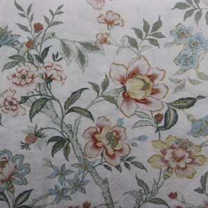 2 ou 4 serviettes en papier pour découpage, brindilles de fleurs bleues et roses en fleurs sur fond gris clair, serviettes de table branches en fleurs, collages