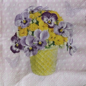 2 ou 4 serviettes en papier pour découpage, violettes pourpres et primevères jaunes dans un pot de fleurs jaune avec papillons sur fond pointillé rose